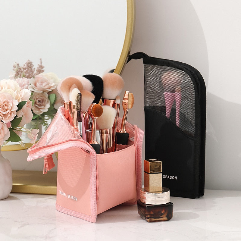 PURDORED Trousse de toilette transparente avec support et fermeture éclair, idéale pour les voyages. Porte-pinceaux de maquillage et organisateur.